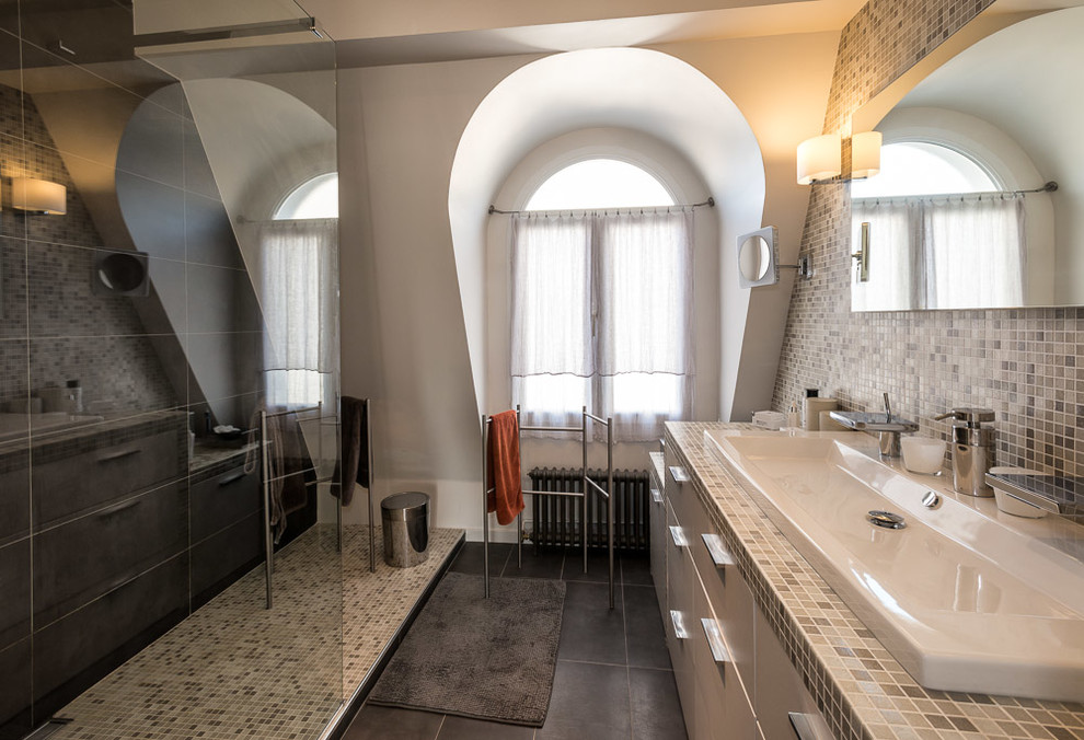 На фото: большая главная ванная комната в стиле модернизм с открытым душем, бежевой плиткой, плиткой мозаикой, бежевыми стенами, полом из керамогранита, консольной раковиной и черным полом с