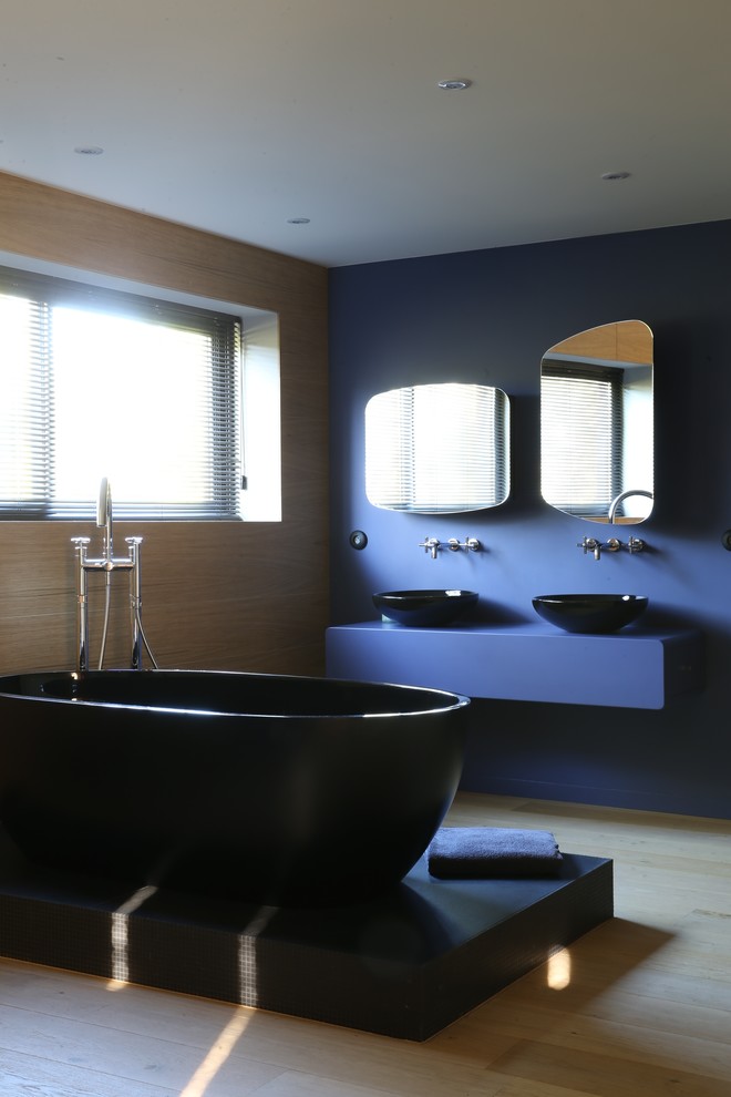 Photo of a contemporary bathroom in Reims.
