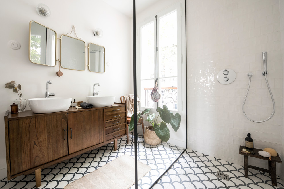 Inspiration för ett mellanstort vit vitt badrum med dusch, med en kantlös dusch, vit kakel, vita väggar, cementgolv, ett nedsänkt handfat, träbänkskiva och flerfärgat golv