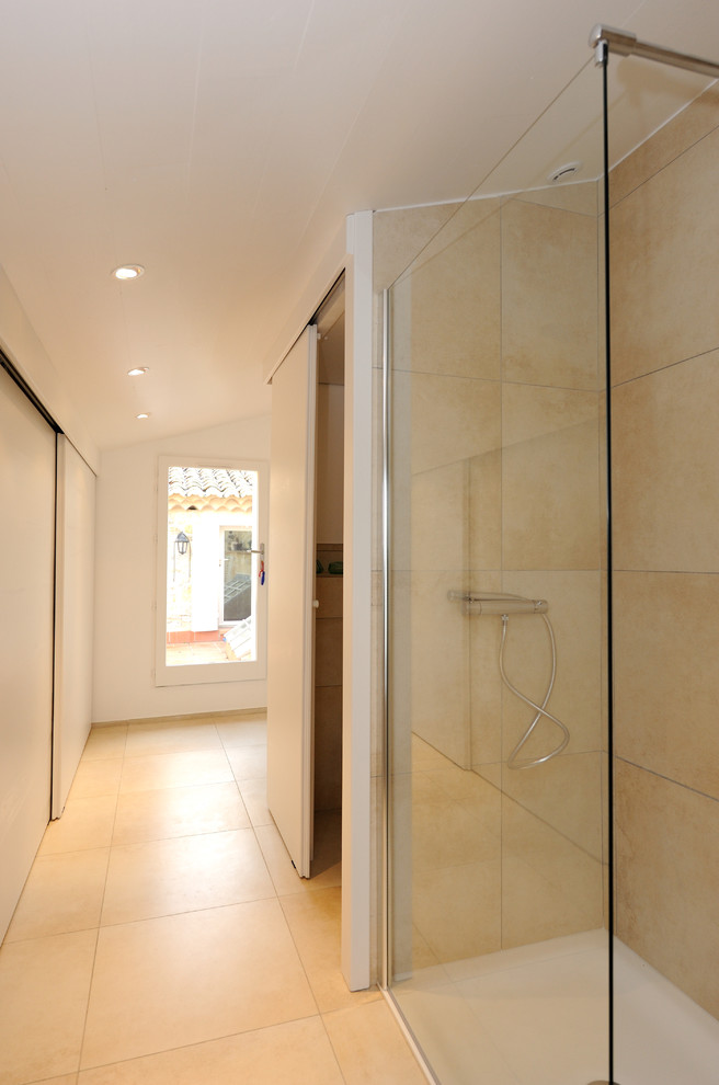 This is an example of a mediterranean bathroom in Montpellier.