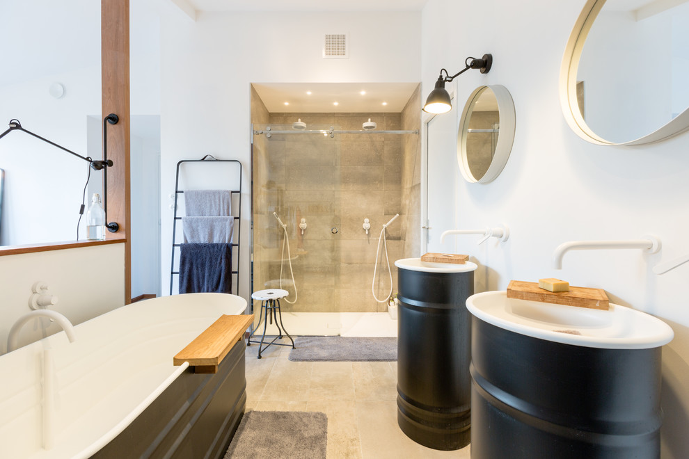 Ejemplo de cuarto de baño principal actual grande con bañera exenta, ducha doble, baldosas y/o azulejos de piedra, paredes blancas y lavabo sobreencimera
