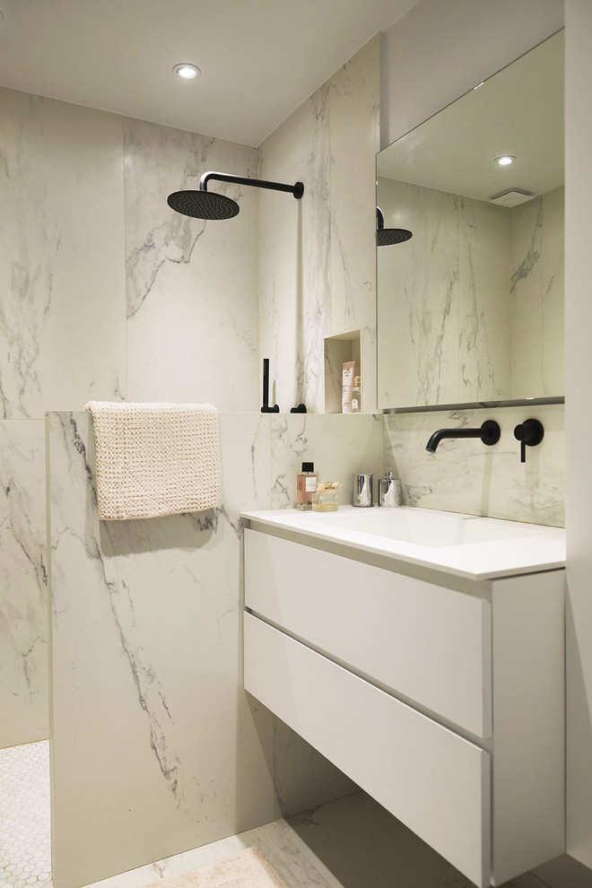 Inspiration för små moderna vitt badrum med dusch, med öppna hyllor, en kantlös dusch, svart och vit kakel, marmorkakel, vita väggar, marmorgolv, ett konsol handfat, bänkskiva i kvartsit och med dusch som är öppen