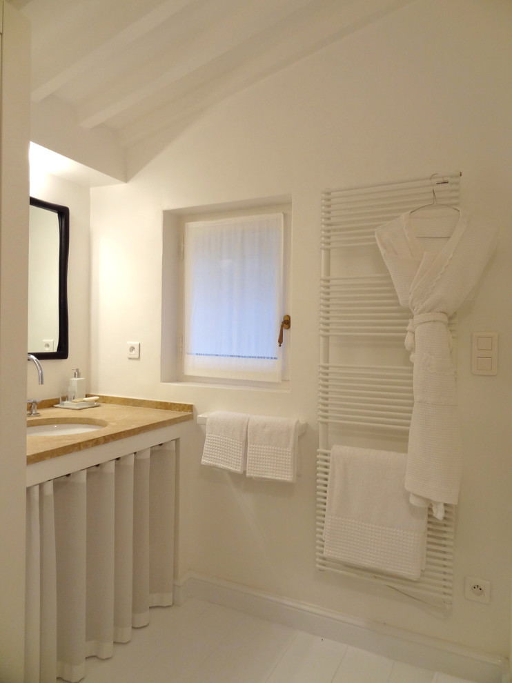Foto de cuarto de baño contemporáneo pequeño con lavabo bajoencimera, encimera de acrílico, baldosas y/o azulejos blancos, baldosas y/o azulejos de cerámica y paredes blancas