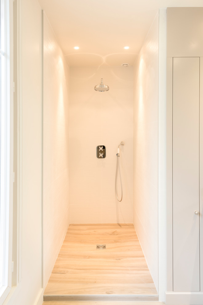 На фото: ванная комната среднего размера в современном стиле с открытым душем, белыми стенами, плоскими фасадами, белыми фасадами, светлым паркетным полом и душевой кабиной