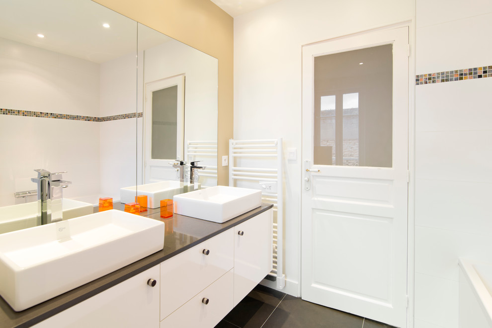 Свежая идея для дизайна: главная ванная комната среднего размера в современном стиле с плоскими фасадами, белыми фасадами, накладной ванной, двойным душем, белой плиткой, керамической плиткой, белыми стенами, полом из керамической плитки, настольной раковиной и душем с раздвижными дверями - отличное фото интерьера