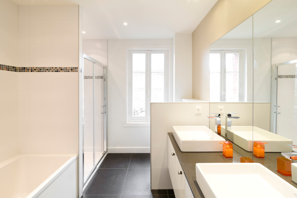 Идея дизайна: главная ванная комната среднего размера в современном стиле с плоскими фасадами, белыми фасадами, накладной ванной, двойным душем, белой плиткой, керамической плиткой, настольной раковиной, душем с раздвижными дверями, белыми стенами и полом из керамической плитки