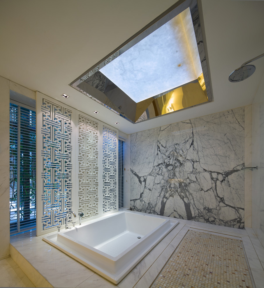 Inredning av ett asiatiskt badrum, med flerfärgad kakel, en öppen dusch, ett platsbyggt badkar och med dusch som är öppen
