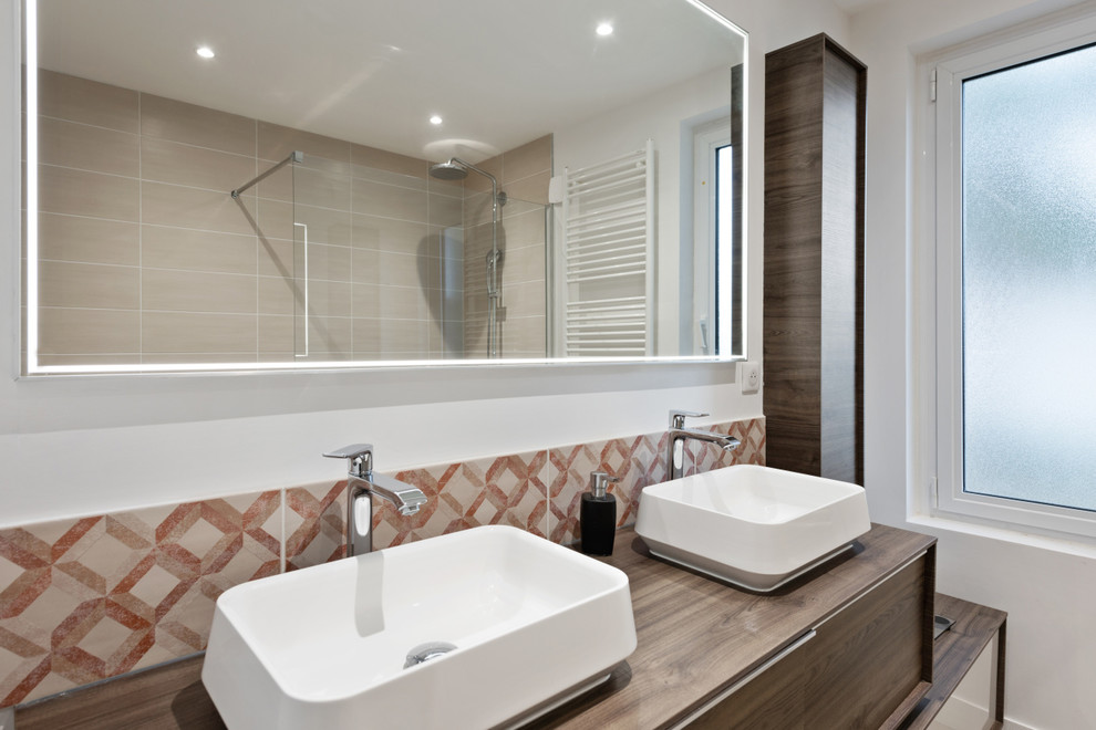 Design ideas for a medium sized contemporary ensuite bathroom in Lyon with a built-in shower, beige tiles, wooden worktops, flat-panel cabinets, brown cabinets, ceramic tiles, brown walls, travertine flooring, a built-in sink, beige floors and brown worktops.