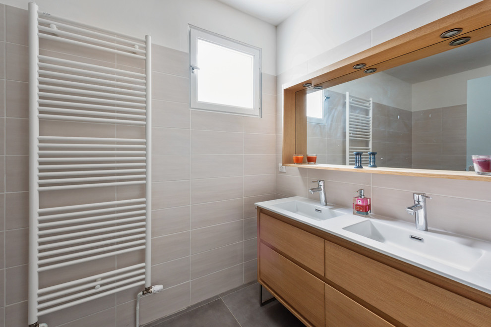 Photo of a medium sized contemporary family bathroom in Lyon with beige tiles, flat-panel cabinets, brown cabinets, a built-in shower, ceramic tiles, travertine flooring, a console sink, solid surface worktops, beige floors, white worktops and white walls.