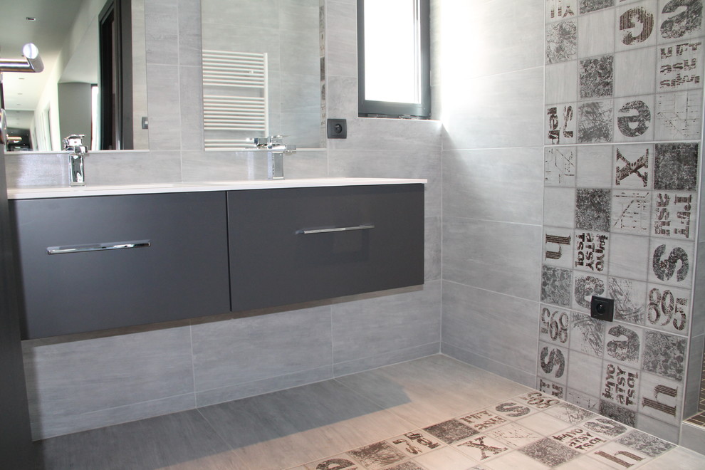 Example of a trendy bathroom design in Grenoble