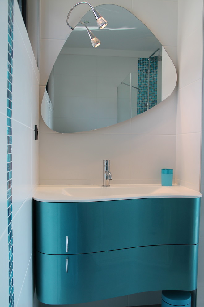 Cette image montre une salle de bain design avec des portes de placard bleues.