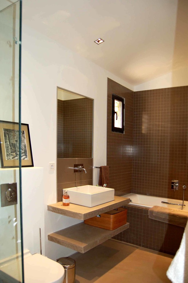 マルセイユにあるインダストリアルスタイルのおしゃれな浴室の写真