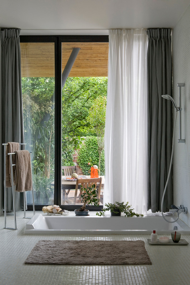 Idee per una stanza da bagno padronale design di medie dimensioni con vasca/doccia, pavimento con piastrelle a mosaico, vasca sottopiano e pareti bianche