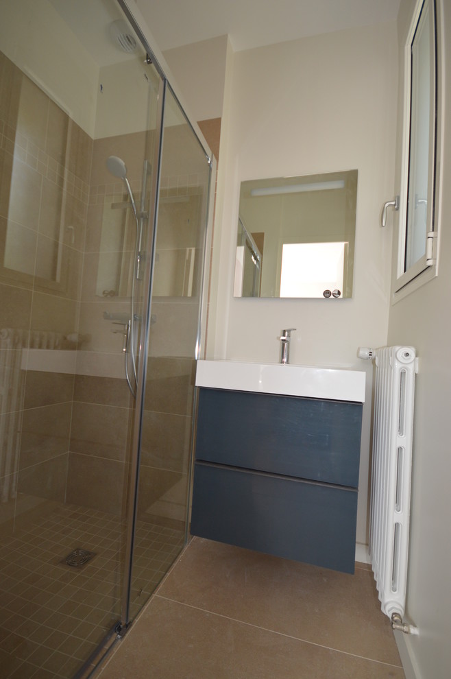Idee per una piccola stanza da bagno con doccia design con ante grigie, doccia a filo pavimento, piastrelle beige, lastra di pietra, pareti bianche e pavimento in terracotta