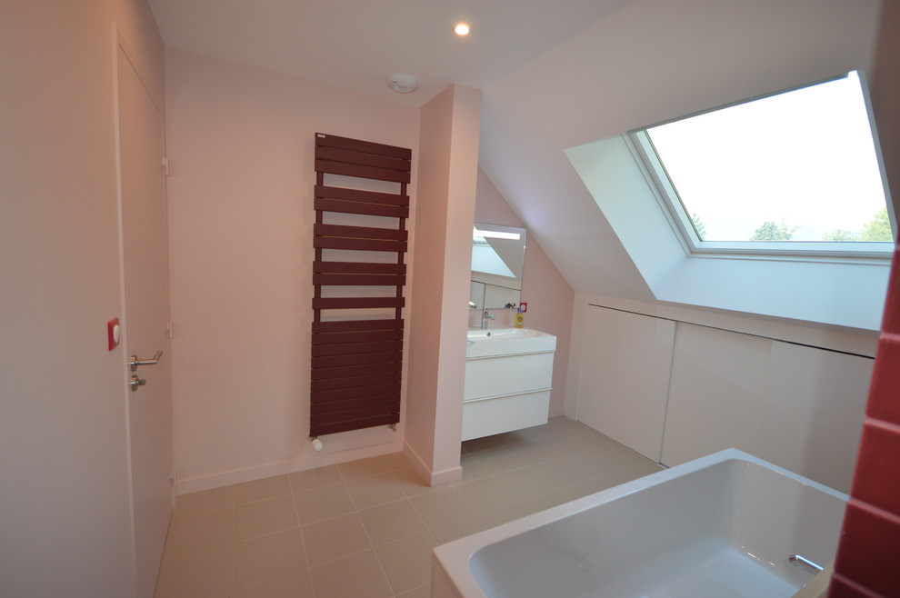 Aménagement d'une petite salle de bain contemporaine pour enfant avec un placard à porte affleurante, des portes de placard violettes, une baignoire indépendante, une douche à l'italienne, un carrelage rose, des carreaux de céramique, un mur blanc et tomettes au sol.