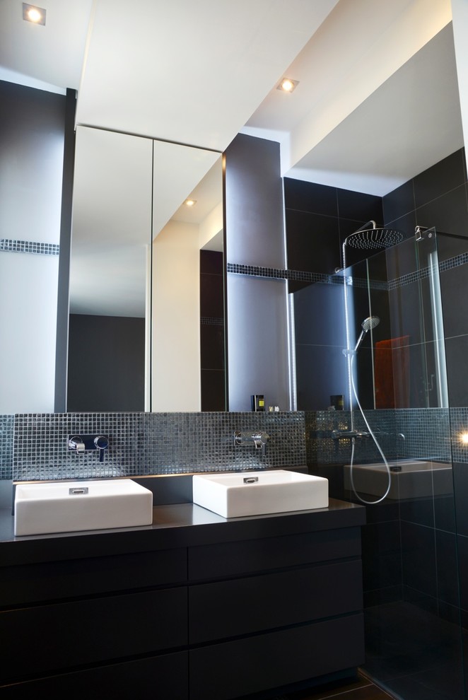 Inspiration for a contemporary bathroom remodel in Toulouse