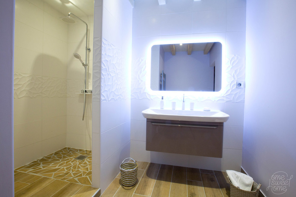 Großes Modernes Duschbad mit Trogwaschbecken, bodengleicher Dusche, weißen Fliesen, Keramikfliesen, weißer Wandfarbe und hellem Holzboden in Dijon