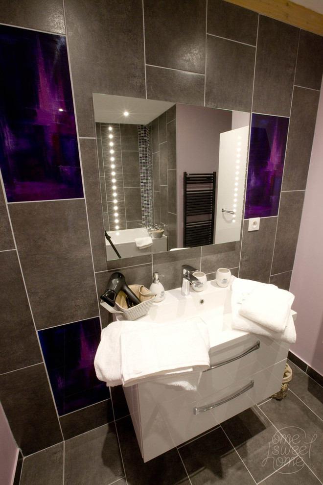 Großes Modernes Badezimmer En Suite mit Whirlpool, grauen Fliesen, Keramikfliesen, lila Wandfarbe, Keramikboden, weißen Schränken, Einbauwaschbecken und Duschnische in Dijon