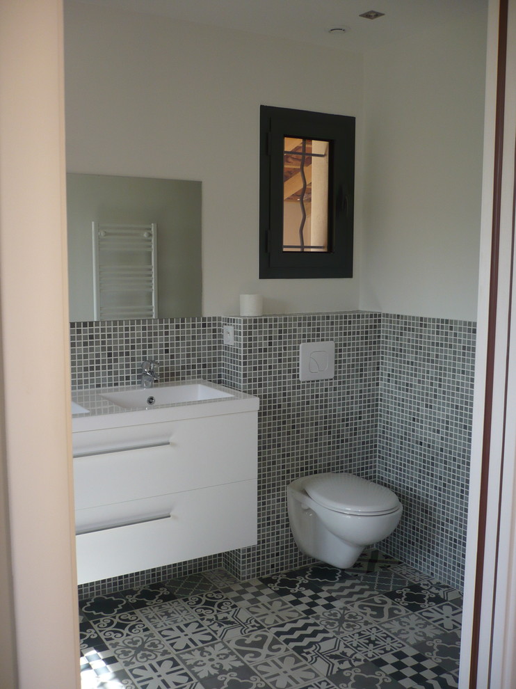 マルセイユにあるコンテンポラリースタイルのおしゃれな浴室の写真
