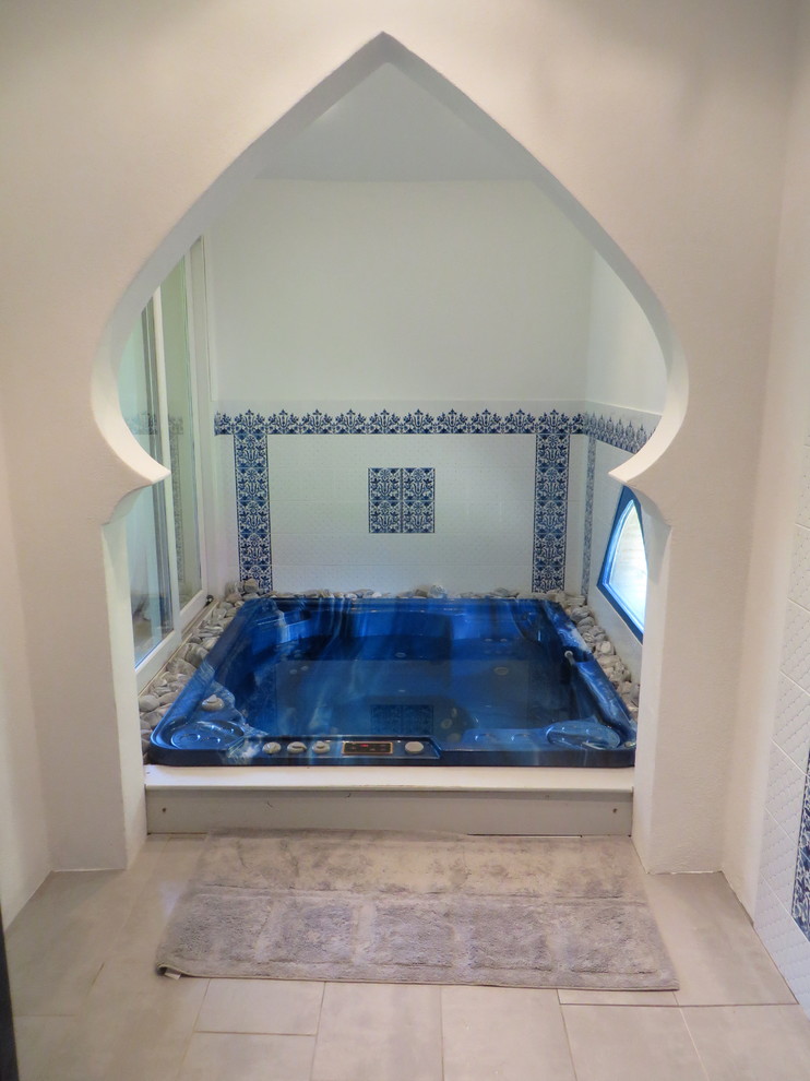 Inspiration för ett medelhavsstil en-suite badrum, med en jacuzzi, våtrum, stickkakel, vita väggar, cementgolv, grått golv och med dusch som är öppen
