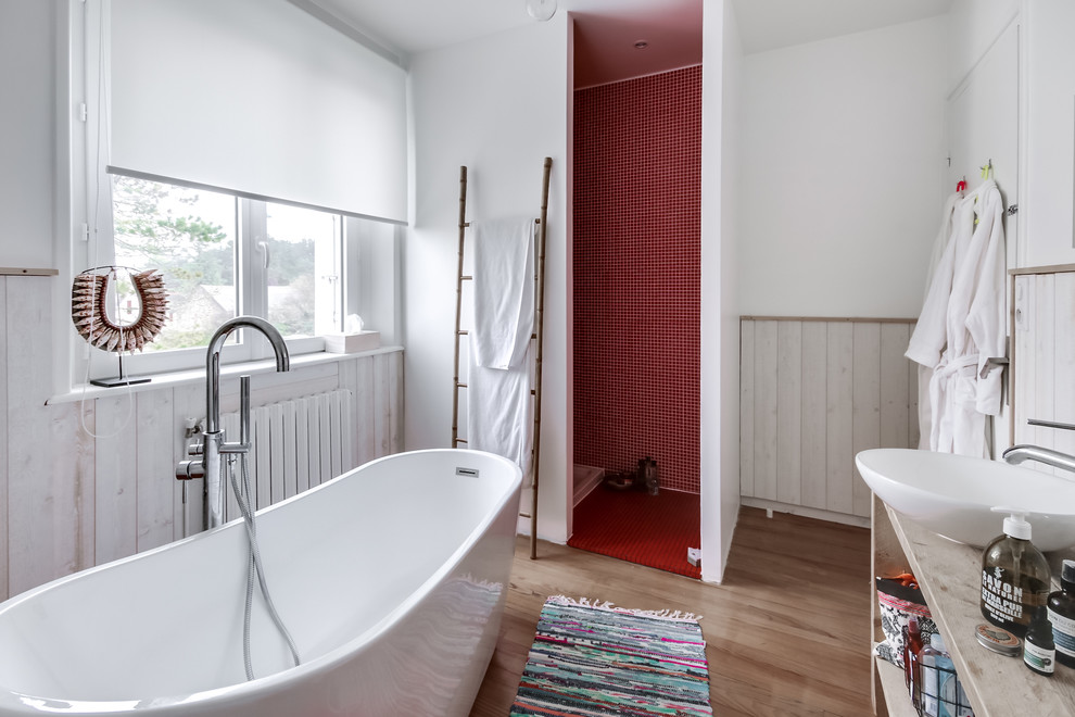 На фото: большая главная ванная комната в морском стиле с накладной ванной, открытым душем, унитазом-моноблоком, красной плиткой, керамической плиткой, белыми стенами, светлым паркетным полом, накладной раковиной, столешницей из дерева, бежевым полом, бежевой столешницей и открытым душем