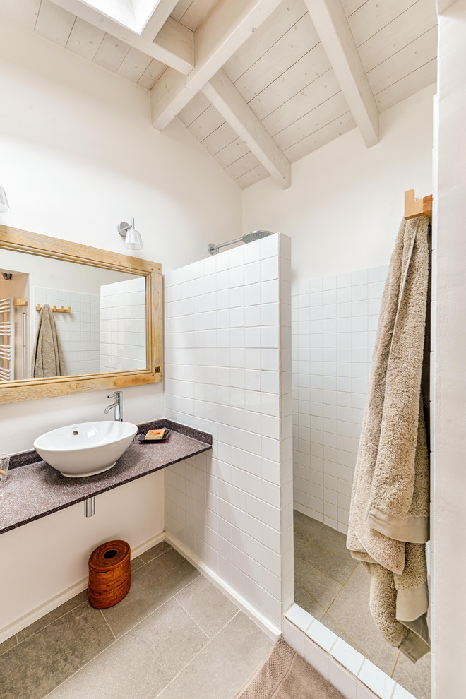 Стильный дизайн: маленькая ванная комната в морском стиле с душем в нише, белой плиткой, душевой кабиной, настольной раковиной и белыми стенами для на участке и в саду - последний тренд