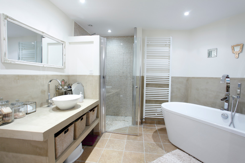 This is an example of a contemporary ensuite bathroom in Grenoble.