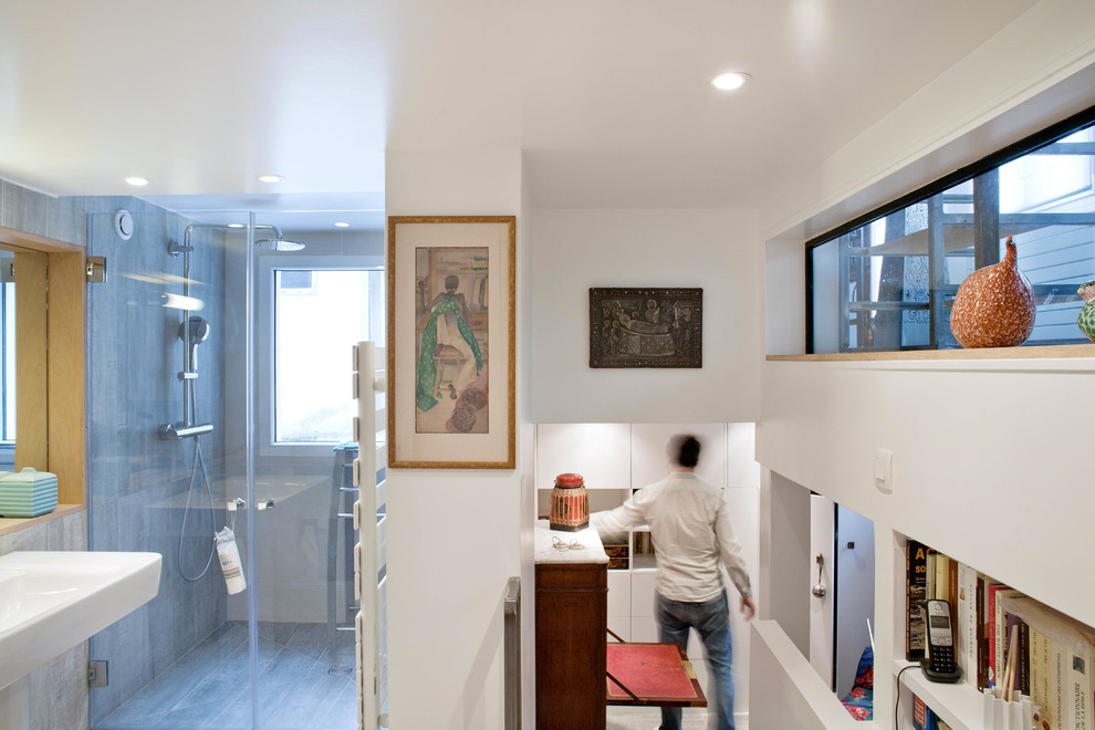 Kleines, Offenes Eklektisches Wohnzimmer mit weißer Wandfarbe, braunem Holzboden und braunem Boden in Paris