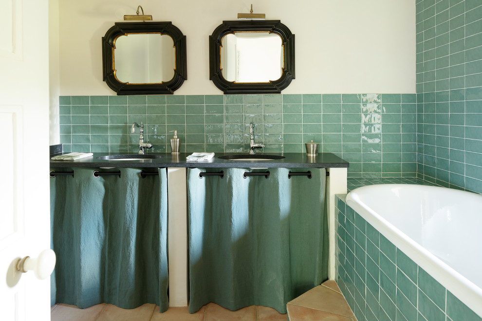 Imagen de cuarto de baño principal mediterráneo de tamaño medio con armarios abiertos, bañera encastrada sin remate, baldosas y/o azulejos azules, paredes grises, lavabo bajoencimera y suelo beige