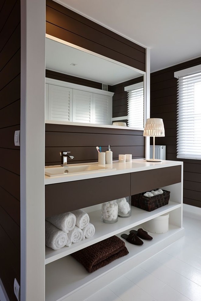 На фото: ванная комната среднего размера в современном стиле с накладной раковиной, плоскими фасадами, темными деревянными фасадами и коричневыми стенами с