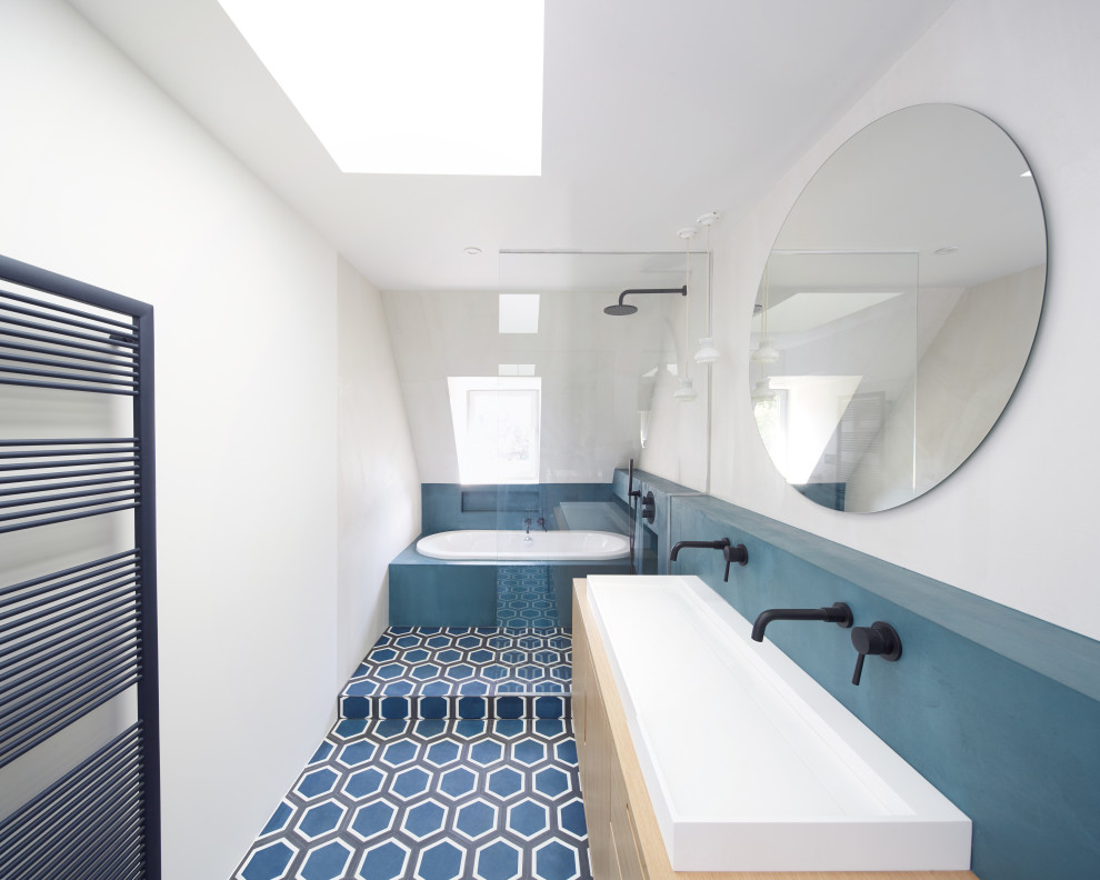 Aménagement d'une salle de bain principale contemporaine avec une baignoire encastrée, une douche à l'italienne, un mur bleu, carreaux de ciment au sol, une grande vasque et un sol bleu.