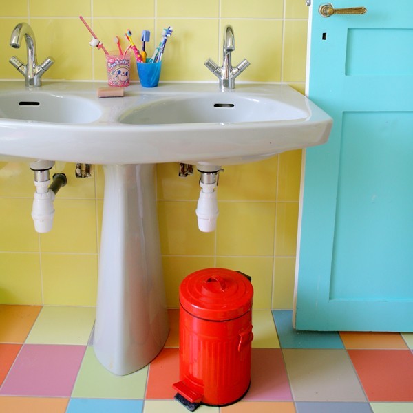 Immagine di una piccola stanza da bagno per bambini design con vasca sottopiano, piastrelle gialle, piastrelle in gres porcellanato, pareti gialle, pavimento con piastrelle in ceramica, lavabo a colonna e pavimento multicolore