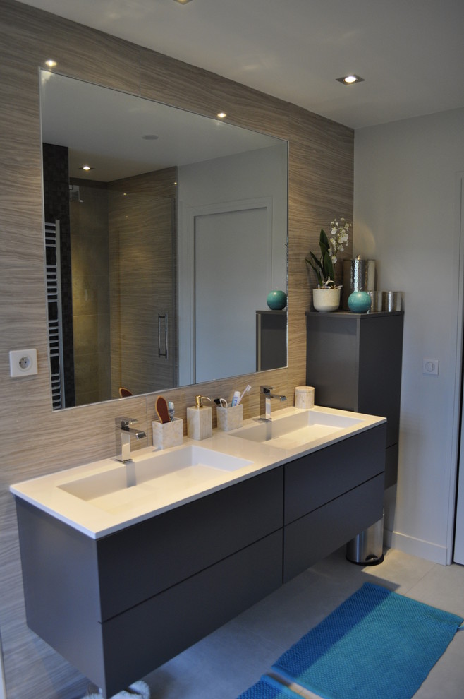 Foto på ett mellanstort funkis badrum med dusch, med svarta skåp, beige kakel, vita väggar, klinkergolv i keramik och ett integrerad handfat