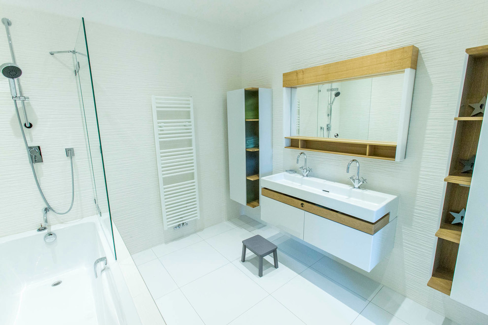 Idéer för ett stort modernt en-suite badrum, med vita skåp, ett hörnbadkar, vita väggar, klinkergolv i keramik, ett integrerad handfat, vitt golv och med dusch som är öppen
