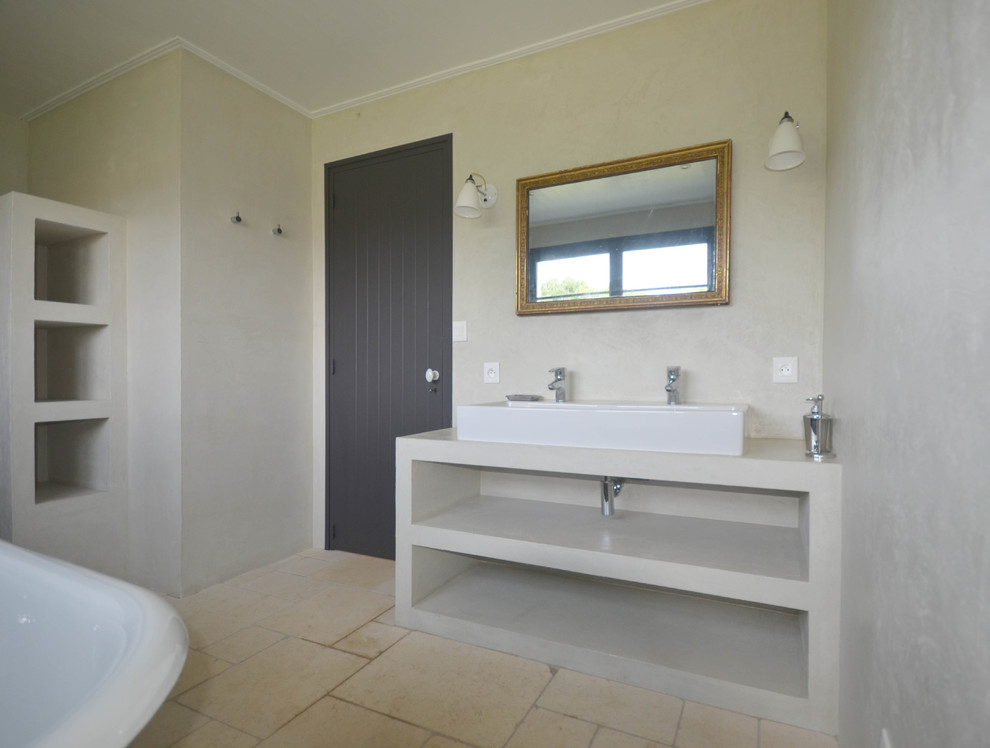 Ejemplo de cuarto de baño urbano grande con bañera encastrada, baldosas y/o azulejos beige, paredes beige, lavabo encastrado y suelo beige