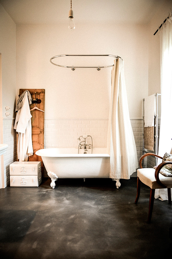 Modelo de cuarto de baño principal actual con ducha con cortina y suelo negro