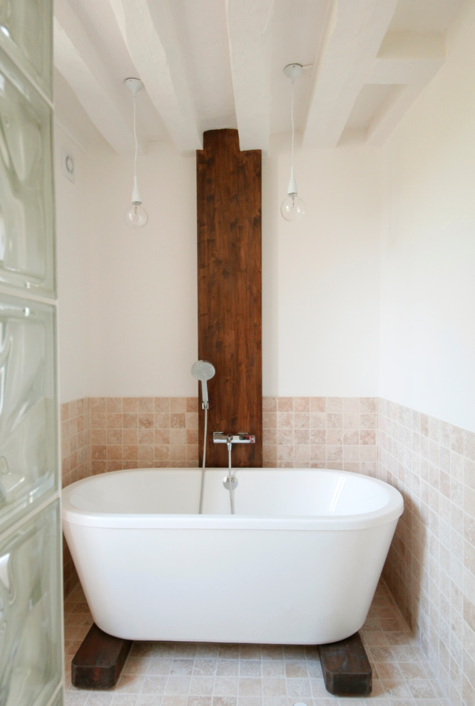 Réalisation d'une petite salle de bain principale champêtre avec une baignoire posée, un carrelage beige, des carreaux de céramique, un mur blanc et un sol en carrelage de céramique.