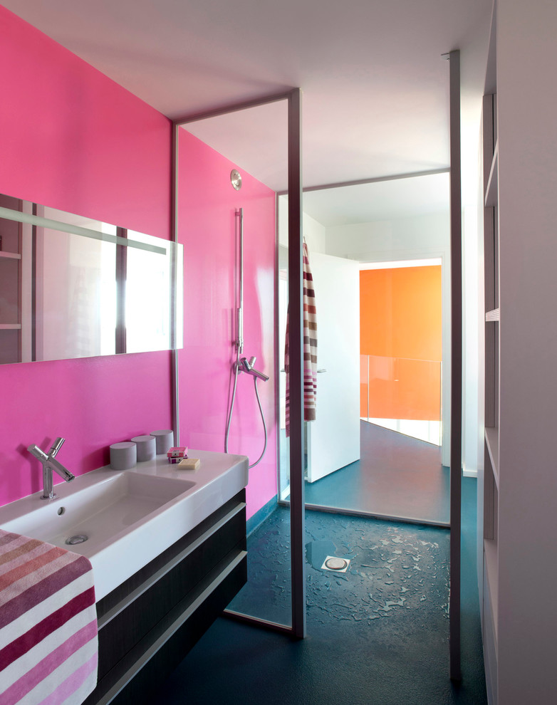 Inredning av ett modernt mellanstort badrum med dusch, med en kantlös dusch, rosa väggar, ett integrerad handfat och blått golv