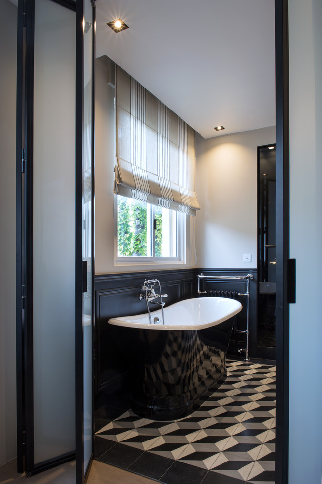 Mittelgroßes Eklektisches Badezimmer mit freistehender Badewanne, Duschnische, grauen Fliesen, schwarz-weißen Fliesen, weißer Wandfarbe, Keramikboden und Sockelwaschbecken in Paris