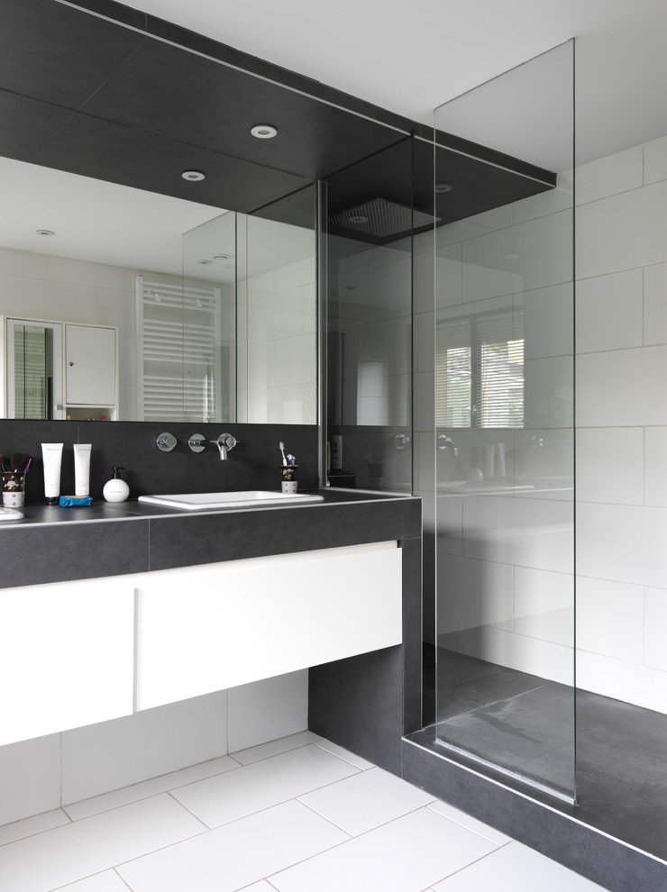 Bild på ett mellanstort funkis badrum med dusch, med ett undermonterad handfat, en dusch i en alkov, vita väggar, klinkergolv i keramik och vit kakel