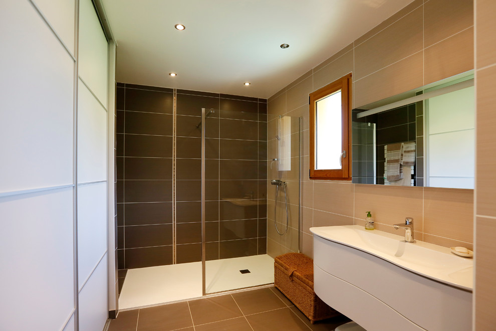Idéer för ett mellanstort modernt badrum med dusch, med vita skåp, en dusch i en alkov, beige kakel, brun kakel, beige väggar och ett integrerad handfat