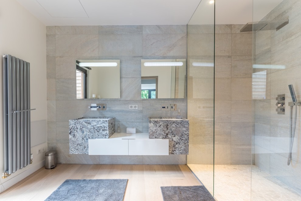 Esempio di una stanza da bagno con doccia moderna di medie dimensioni con top in marmo, doccia doppia, parquet chiaro, piastrelle grigie, pareti grigie e lavabo sospeso