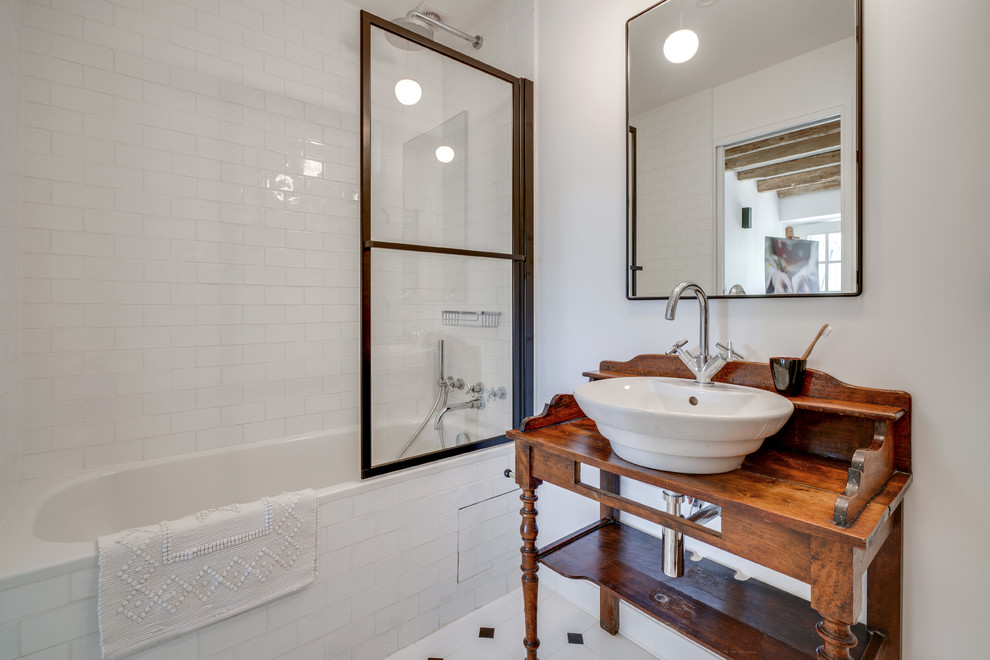 Inspiration för mellanstora lantliga badrum med dusch, med ett undermonterat badkar, våtrum, vit kakel, perrakottakakel, beige väggar, klinkergolv i keramik, ett nedsänkt handfat, vitt golv och med dusch som är öppen