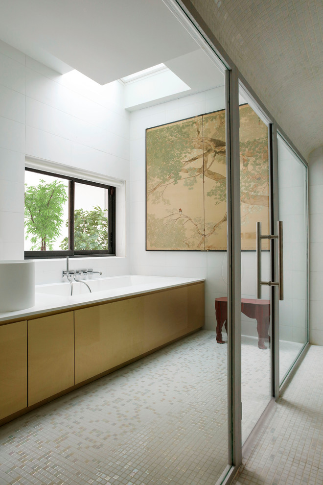 Inspiration pour une grande salle de bain principale design avec un mur blanc, un sol en carrelage de porcelaine et un sol blanc.