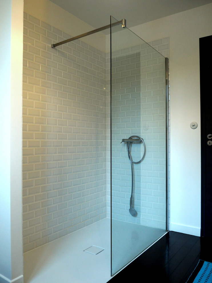 Exemple d'une petite salle de bain principale tendance avec une douche d'angle, un carrelage blanc, un carrelage métro, un mur blanc, parquet foncé et un lavabo suspendu.