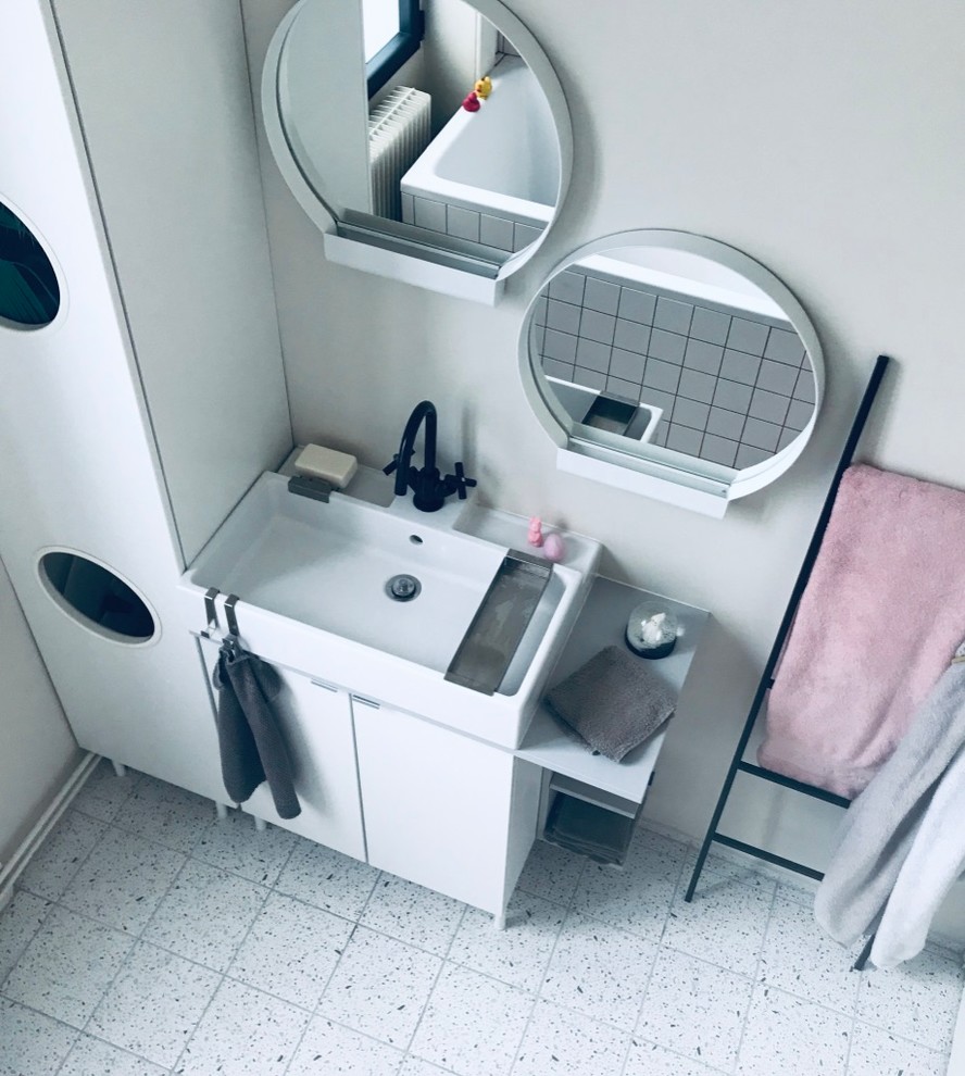 Inredning av ett modernt litet grå grått badrum för barn, med vita skåp, ett undermonterat badkar, vit kakel, keramikplattor, beige väggar, terrazzogolv, ett nedsänkt handfat, träbänkskiva, flerfärgat golv och med dusch som är öppen