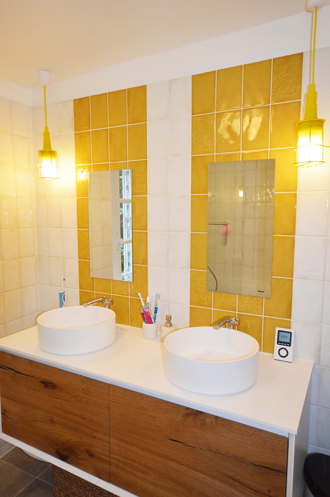 Foto di una stanza da bagno per bambini minimal di medie dimensioni con ante bianche, vasca sottopiano, piastrelle gialle, pareti bianche e pavimento in cemento
