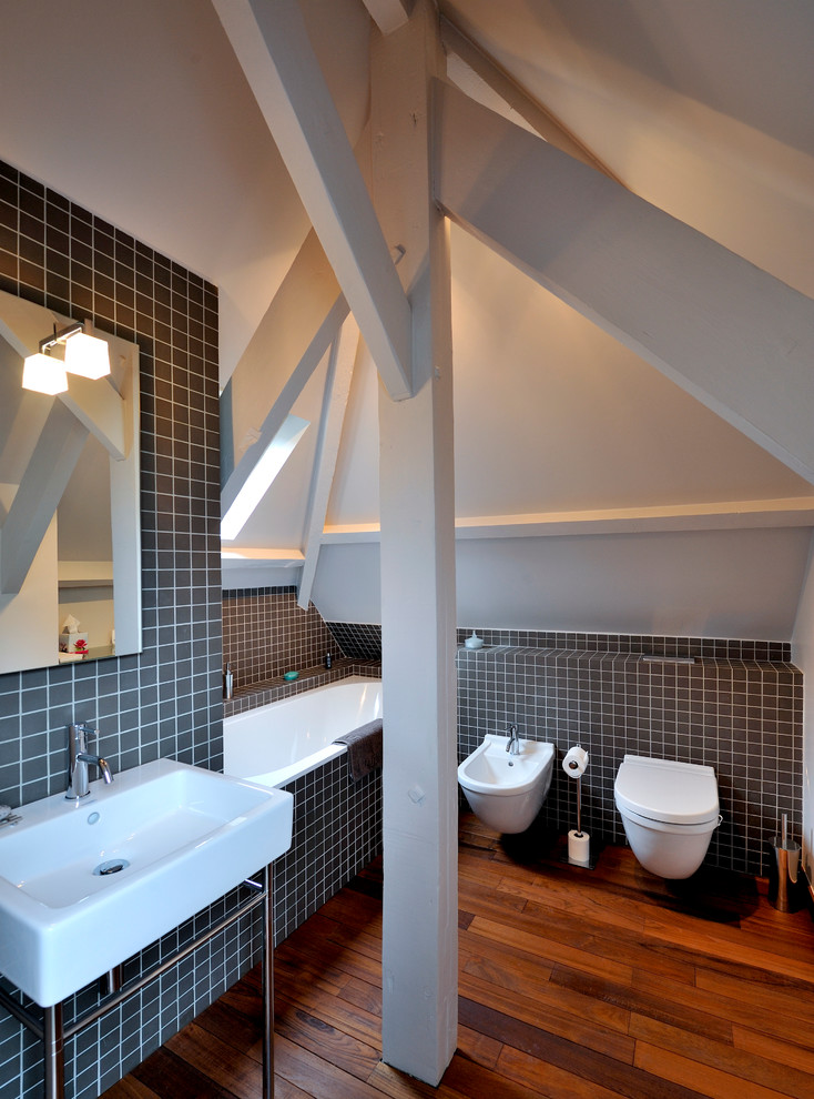Design ideas for a contemporary ensuite bathroom in Paris with a bidet.