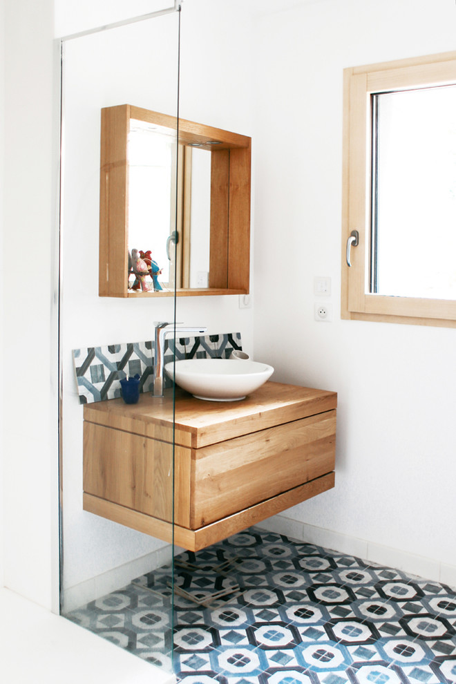 Источник вдохновения для домашнего уюта: ванная комната среднего размера в современном стиле с синей плиткой, цементной плиткой, белыми стенами, настольной раковиной, столешницей из дерева, открытым душем, полом из цементной плитки и коричневой столешницей