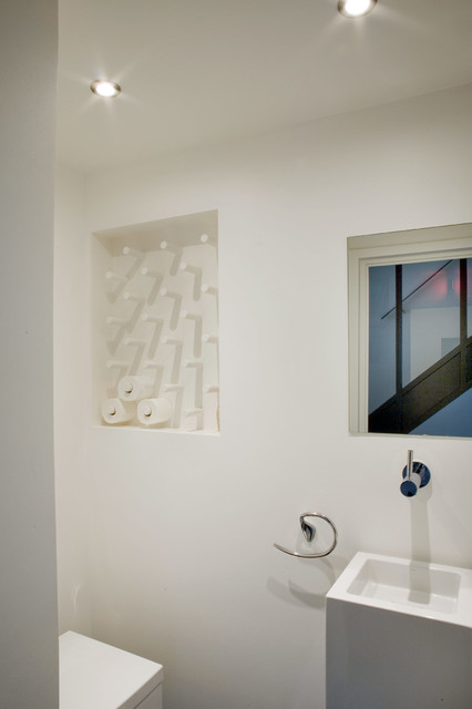 Salle de bains avec WC : les idées pour ranger son papier toilette